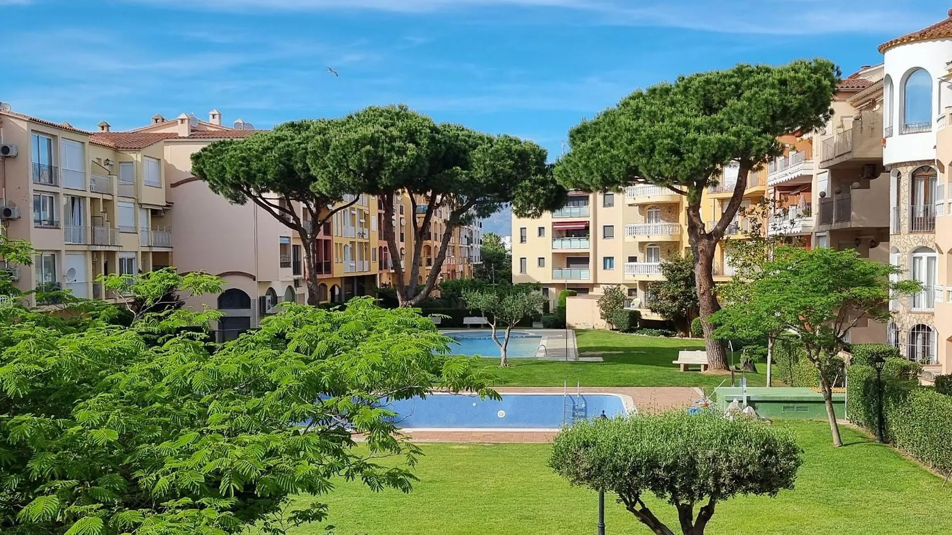 Apartamento A 200 M De La Playa Con Vista A La Piscina Y Parking Cubierto Gratuito Empuriabrava