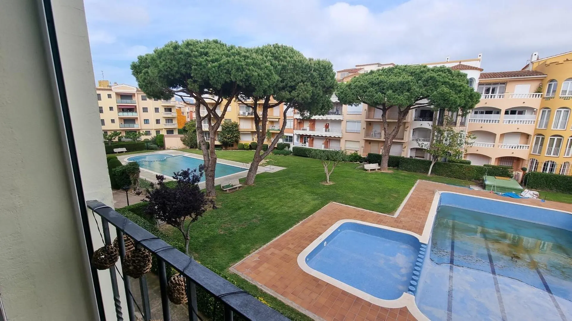 Apartamento A 200 M De La Playa Con Vista A La Piscina Y Parking Cubierto Gratuito Empuriabrava Apartment