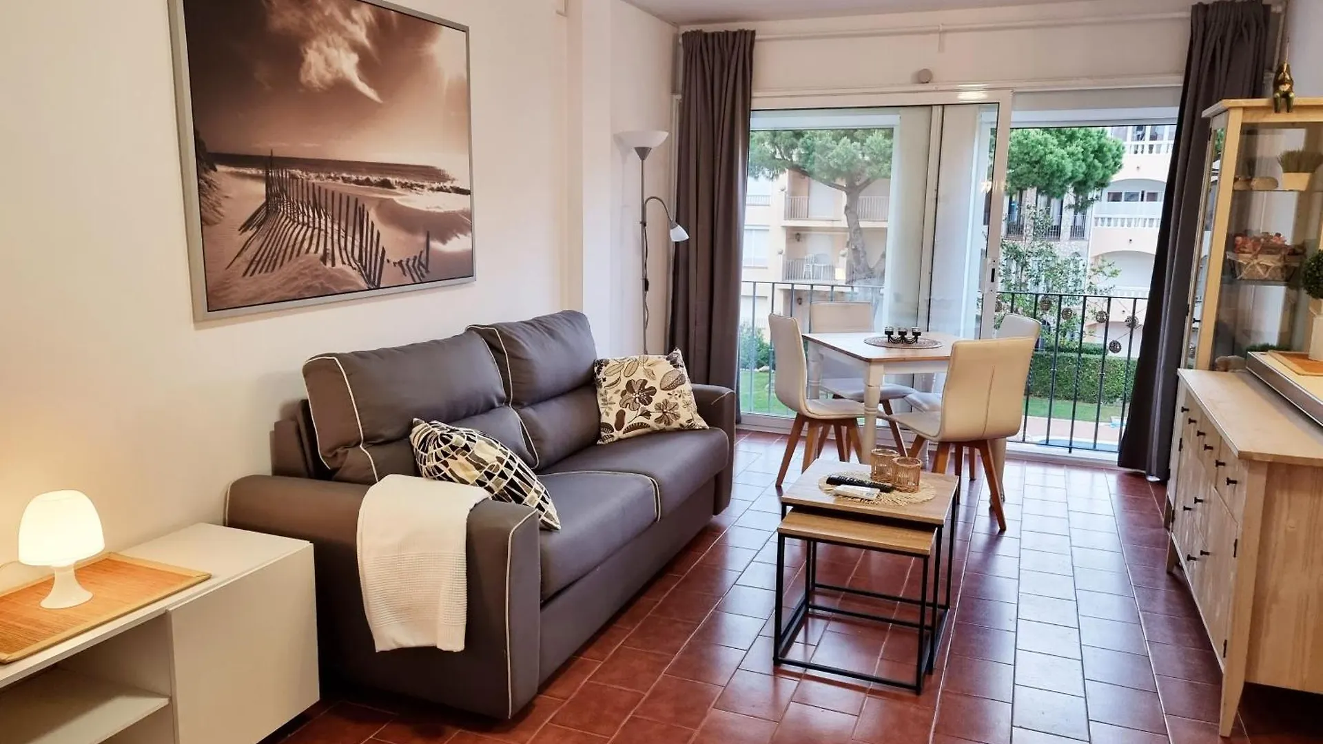 Apartamento A 200 M De La Playa Con Vista A La Piscina Y Parking Cubierto Gratuito Empuriabrava Spain
