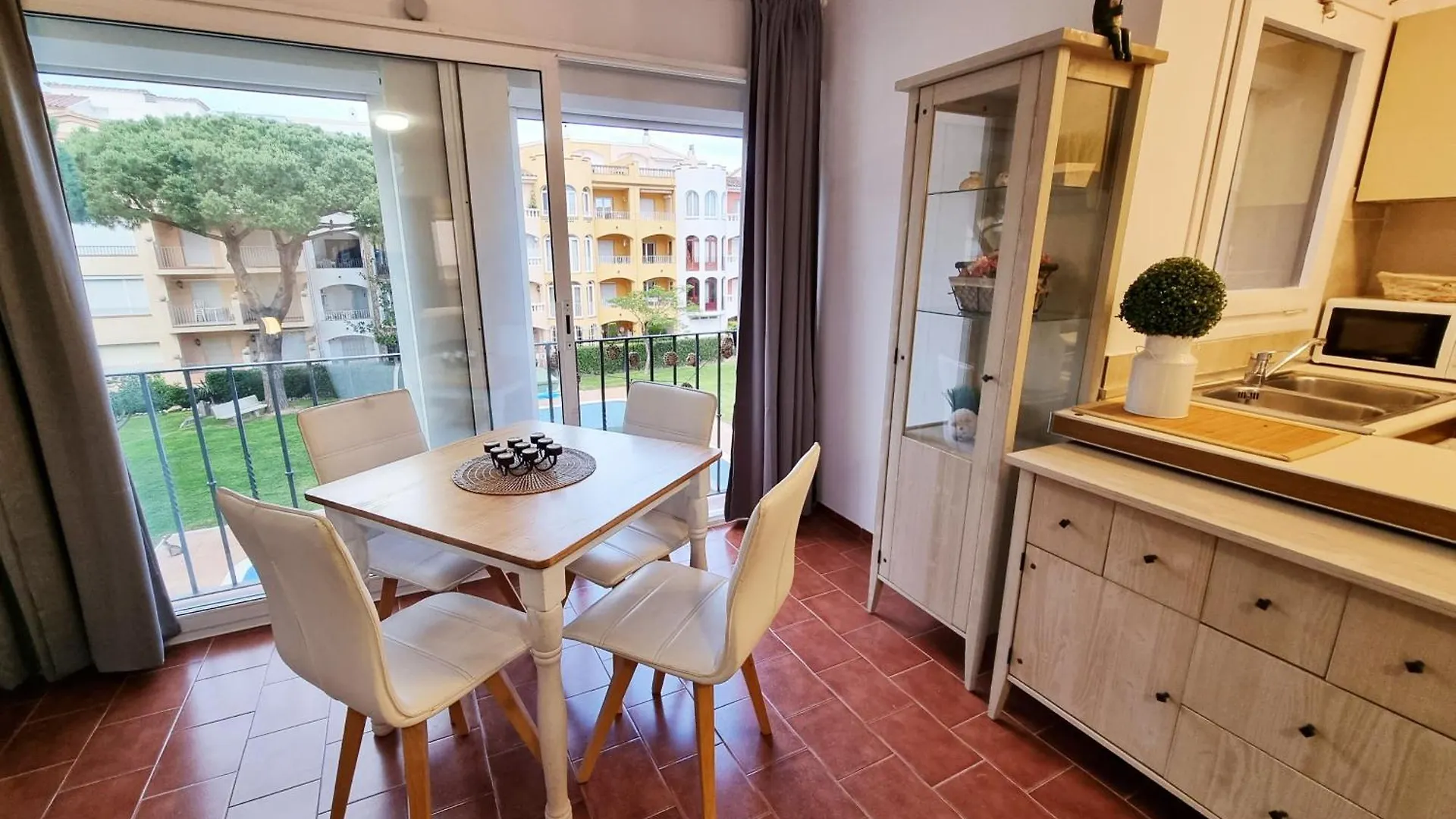 Apartamento A 200 M De La Playa Con Vista A La Piscina Y Parking Cubierto Gratuito Empuriabrava 0*,