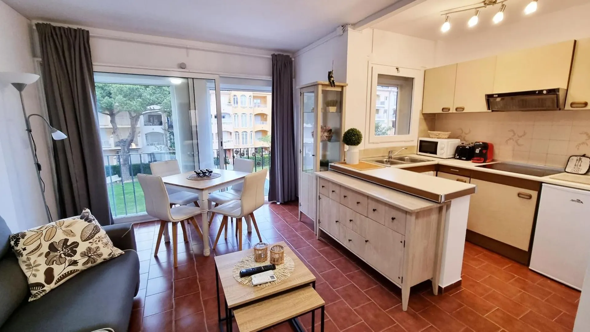 Apartamento A 200 M De La Playa Con Vista A La Piscina Y Parking Cubierto Gratuito Empuriabrava 0*,  Spain