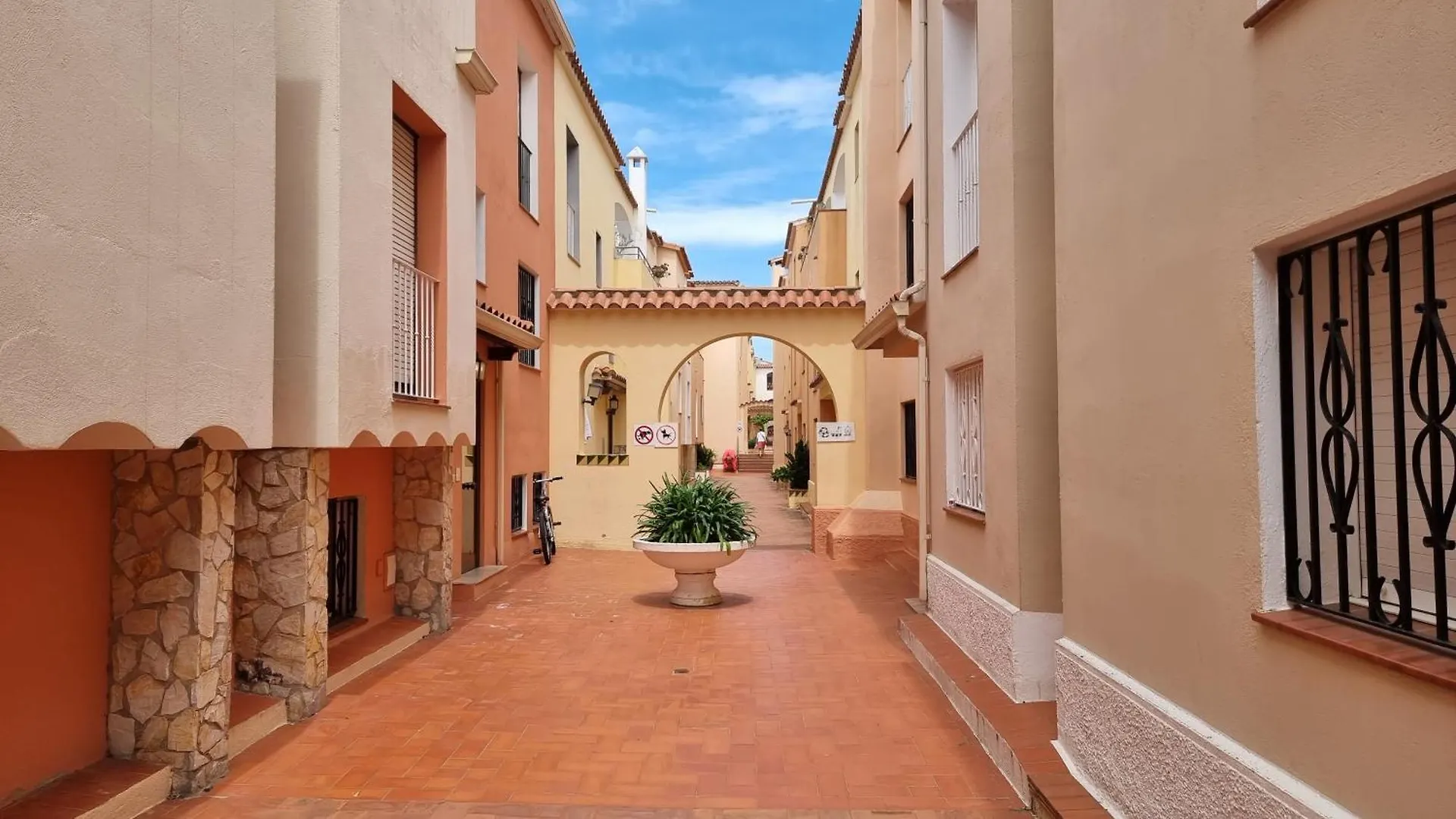 Apartamento A 200 M De La Playa Con Vista A La Piscina Y Parking Cubierto Gratuito Empuriabrava Apartment
