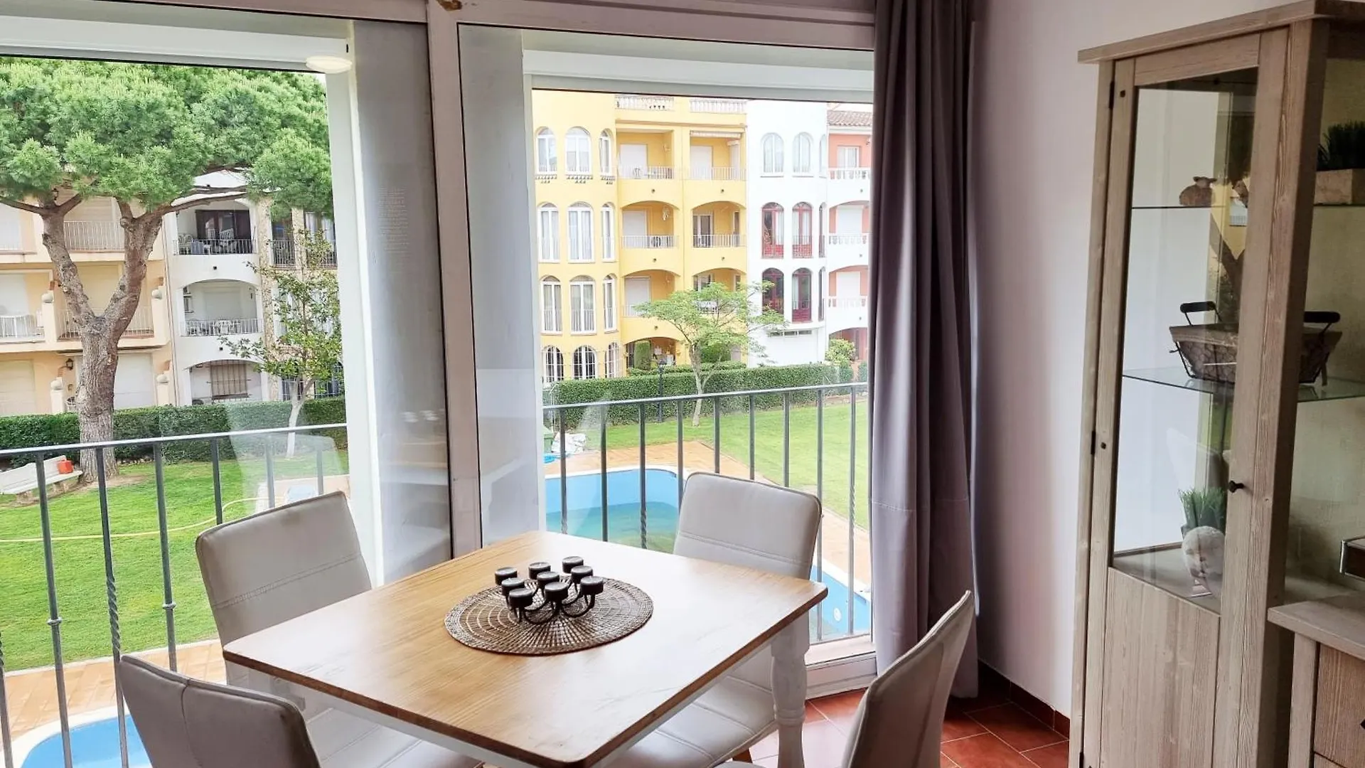 Apartment Apartamento A 200 M De La Playa Con Vista A La Piscina Y Parking Cubierto Gratuito Empuriabrava Spain