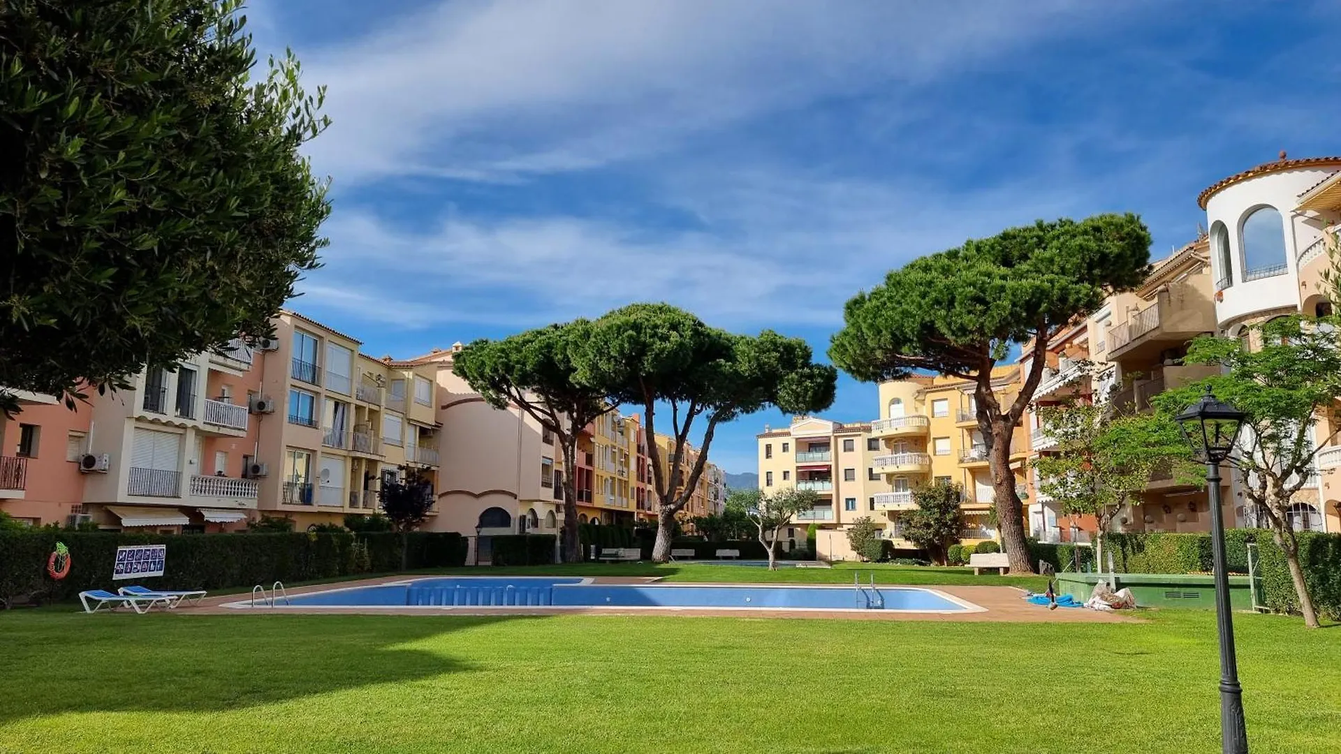 Apartamento A 200 M De La Playa Con Vista A La Piscina Y Parking Cubierto Gratuito Empuriabrava